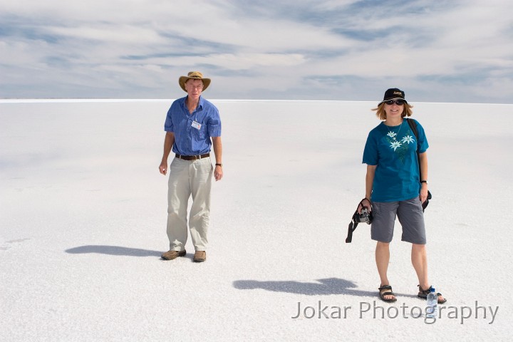 Lake Eyre (Day 2)_20070407_063.jpg - Peter and Karen on Lake Eyre South